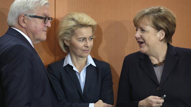 Le ministre des Affaires étrangères Frank-Walter Steinmeier et la ministre de la Défense Ursula von der Leyden mardi aux côtés d'Angela Merkel. [AP/Keystone - Michael Sohn]