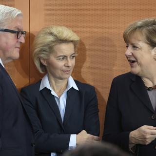 Le ministre des Affaires étrangères Frank-Walter Steinmeier et la ministre de la Défense Ursula von der Leyden mardi aux côtés d'Angela Merkel. [AP/Keystone - Michael Sohn]