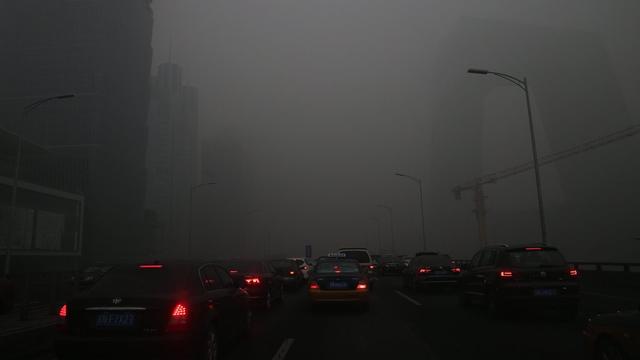 Un épais brouillard réduit drastiquement la visibilité mardi à Pékin. [EPA]