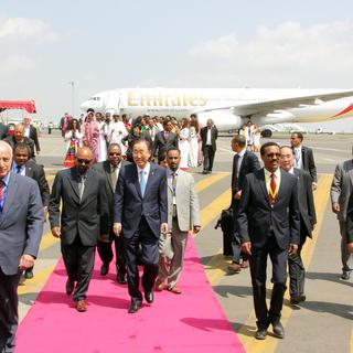 Le secrétaire général de l'ONU Ban Ki-moon reçu par la délégation éthiopienne à Addis Abeba, le 12 juillet 2015.