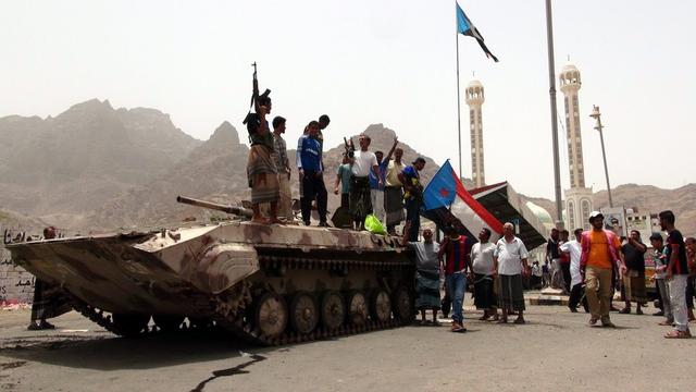 Les rebelles ont pilonné de nouveau au canon et aux obus de mortier le centre d'Aden, faisant beaucoup de victimes selon les habitants. [EPA/STRINGER]