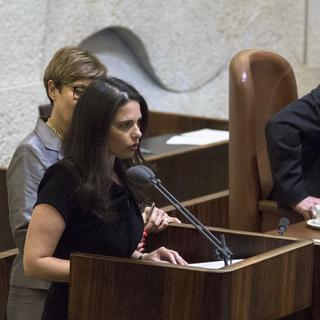 Ayelet Shaked, ministre de la Justice (à gauche) défend un projet de loi pour contrôler le financement des ONG. [REUTERS - Jim Hollander/Pool]