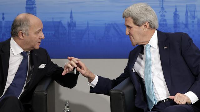 Laurent Fabius (gauche) et John Kerry, lors d'une conférence sur la sécurité à Munich, en février 2015. [AP Photo/Matthias Schrader]