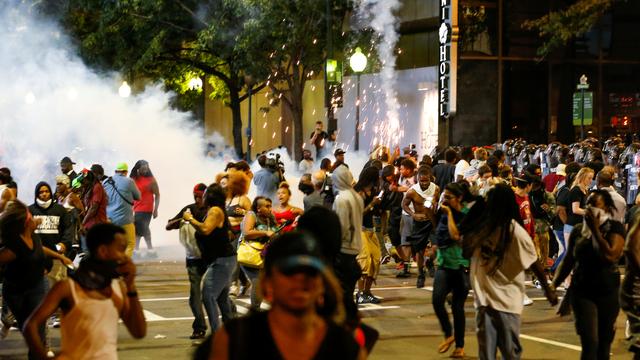 Quelques manifestants ont lancé des projectiles contre les forces de l'ordre qui ont alors fait usage de gaz lacrymogène. [Reuters - Jason Miczek]