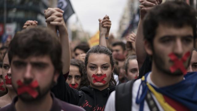 Des manifestants défilent pour l'indépendance lundi à Barcelone. [Keystone - Felipe Dana]