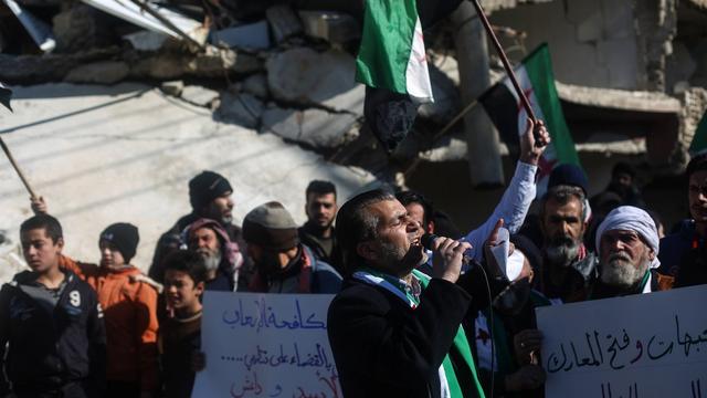 Des résidents réunis le 24 mars 2017 à Douma, près de Damas, pour protester contre le groupe EI et l'armée du régime syrien [keystone - MOHAMMED BADRA]