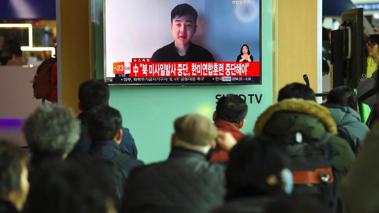 Des Sud-Coréens regardent la vidéo de celui qui se présente comme étant le fils de Kim Jong-Nam, demi-frère du leader nord-coréen assassiné en février en Malaisie. [AFP - JUNG Yeon-Je]