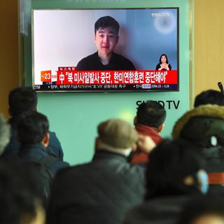 Des Sud-Coréens regardent la vidéo de celui qui se présente comme étant le fils de Kim Jong-Nam, demi-frère du leader nord-coréen assassiné en février en Malaisie. [AFP - JUNG Yeon-Je]