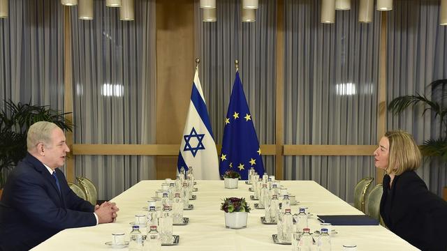 Benjamin Netanyahu (gauche) et Federica Mogherini ne sont pas tombés d'accord sur le statut de Jérusalem, ce 11 décembre 2017 à Bruxelles. [EPA/ERIC VIDAL / POOL]