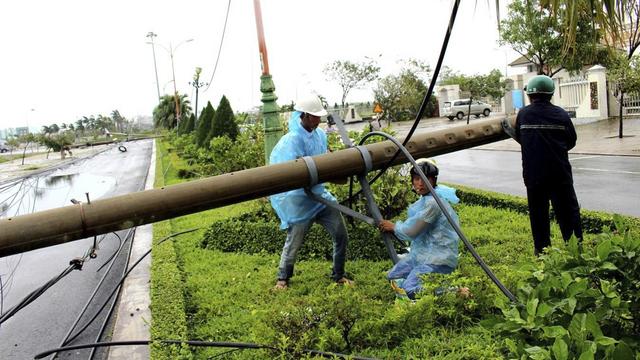 Un poteau électrique endommagé par le typhon qui a frappé le Vietnam le 4 novembre [Keystone - The Lap]