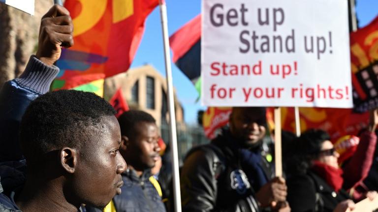 Sous le slogan "Get up, Stand up, Stand up for your rights" des milliers de personnes ont fait part de leur mécontentement face à la politique migratoire italienne. [AFP - Vincenzo Pinto]