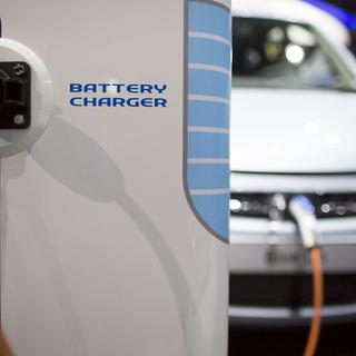 L'objectif de l'investissement est de rattraper le retard pris par la voiture électrique européenne. [Keystone - Ian Langsdon]