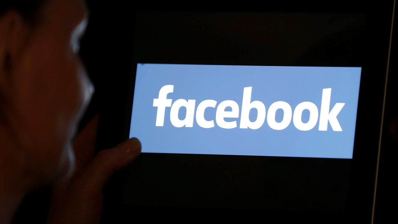 Facebook a indiqué jeudi avoir par défaut rendu publics des messages postés par 14 millions d'utilisateurs pendant quatre jours en mai. [reuters - Regis Duvignau]
