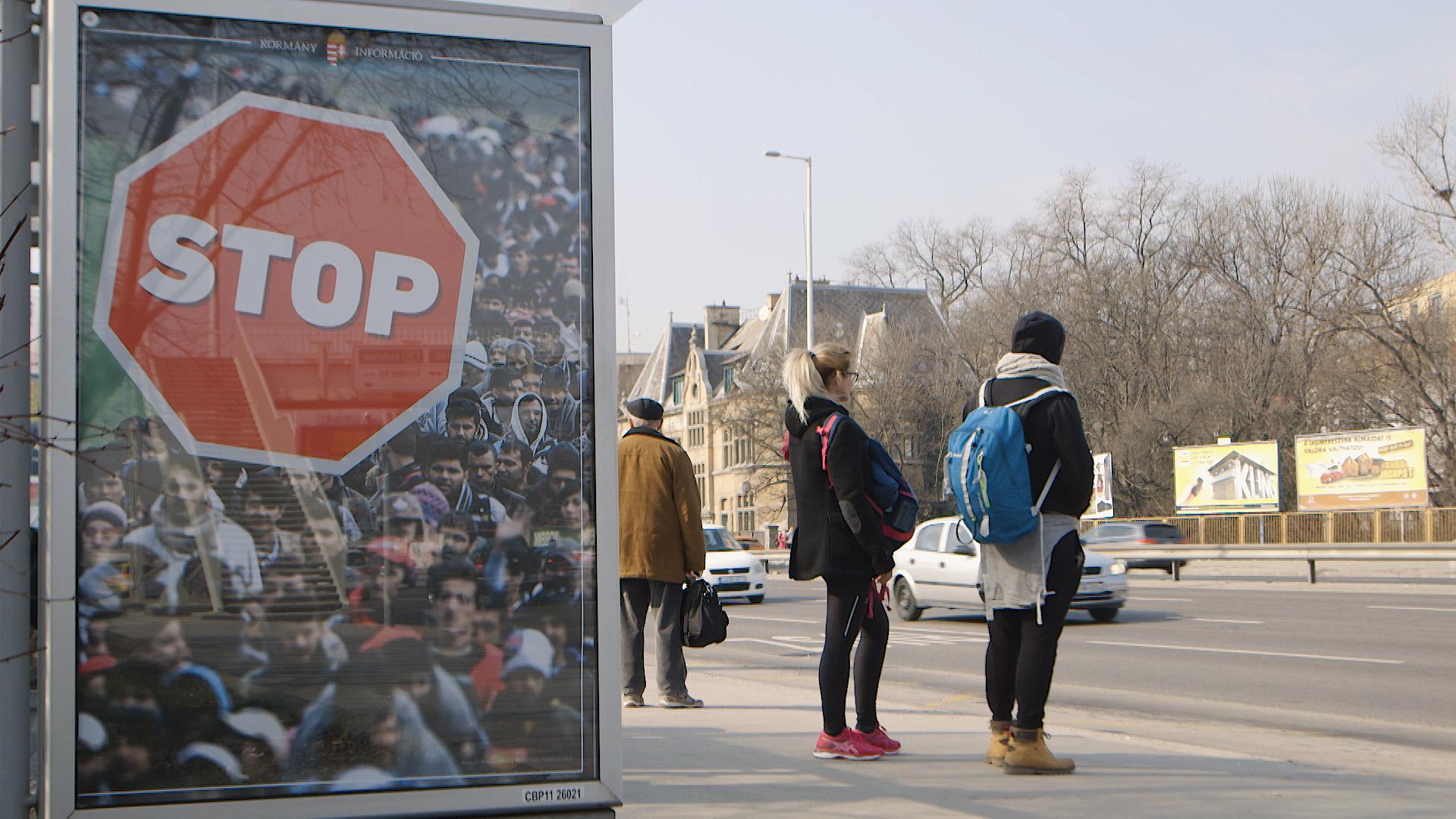 La campagne d'affichage anti-immigration lancée il y a quelques jours par le gouvernement hongrois utilise la même image que celle utilisée dans la campagne pour le Brexit. [RTS - Anne Mailliet]