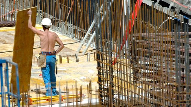 Un travailleur sur un chantier. [Keystone - Laurent Gilliéron]