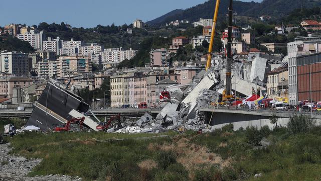 Les recherches se poursuivent à Gênes dans les décombres du Ponte Morandi. [Keystone - Antonio Calanni]