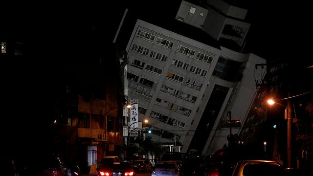 L'hôtel Marshal à Hualien à Taiwan est incliné sur un côté. Les sauveteurs recourent à des grues pour atteindre les personnes bloquées dans les étages supérieurs. Cinq autres bâtiments, dont un hôpital, ont aussi subi des dégâts. [Reuters - Tyrone Siu]