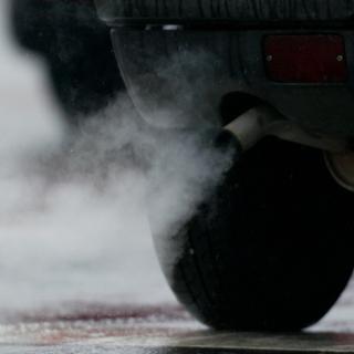 Le Parlement européen se dit favorable à une baisse de 40% des émissions de CO2 automobile. [Reuters - Tobias Schwarz]