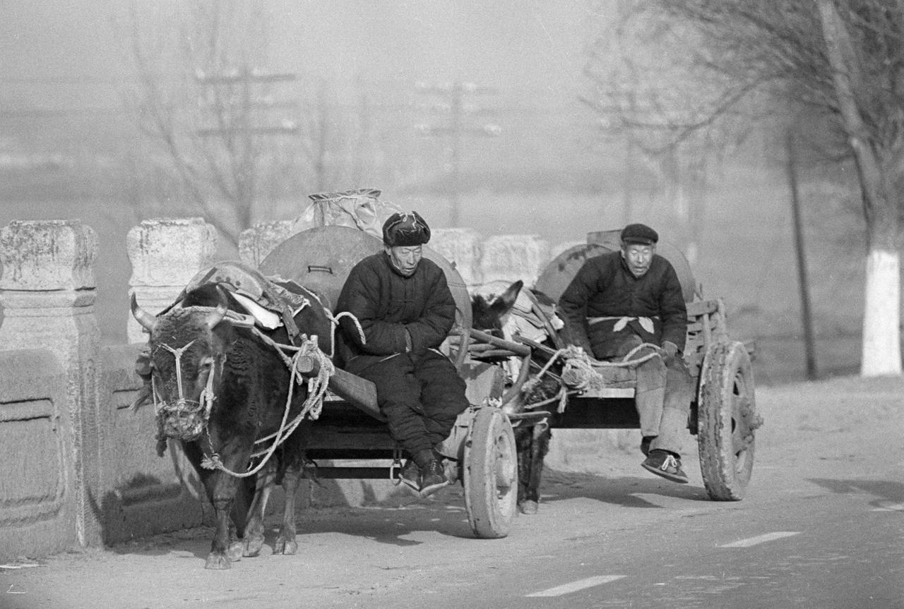 Deux conducteurs de char près de Pékin en 1975 [Keystone]