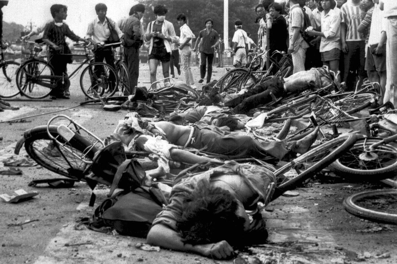 Des corps de civils tués près de la place Tiananmen, le 4 juin 1989. Le nombre de victimes reste encore inconnu [Keystone - STR]