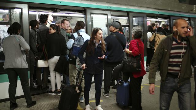 Dix lignes de métro étaient interrompues vendredi à Paris. [AP Photo - Thibault Camus]