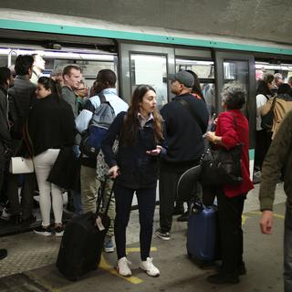 Dix lignes de métro étaient interrompues vendredi à Paris. [AP Photo - Thibault Camus]