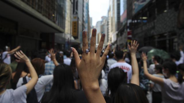 Des Hongkongais manifestent contre la loi interdisant le port de masque. [EPA - Fazry Ismail]