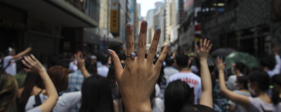 Des Hongkongais manifestent contre la loi interdisant le port de masque. [EPA - Fazry Ismail]