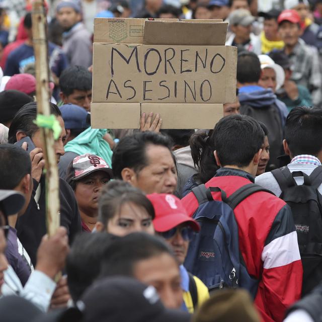 Un protestant antigouvernement tient un panneau avec inscrit en espagnol "Moreno Assassin". [AP Photo - Dolores Ochoa]