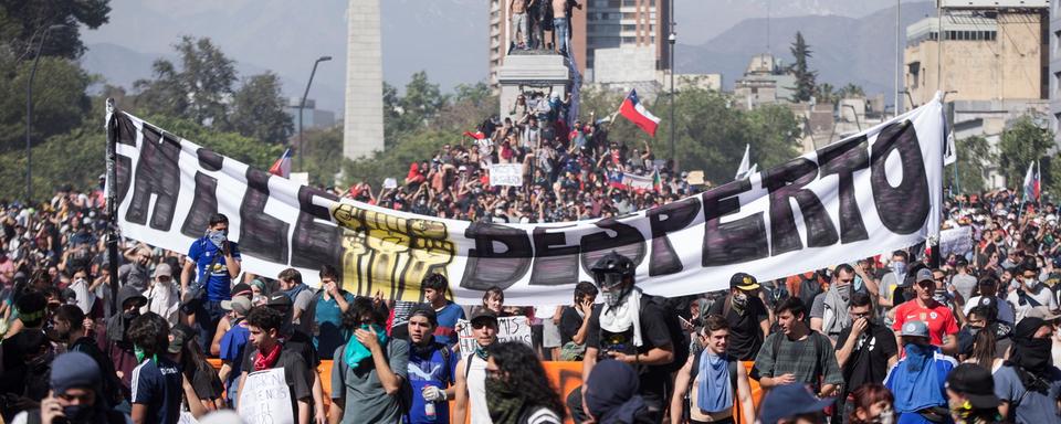 Des centaines de personnes manifestent sur la Plaza Italia à Santiago au Chili. [EPA - Alberto Valdes]