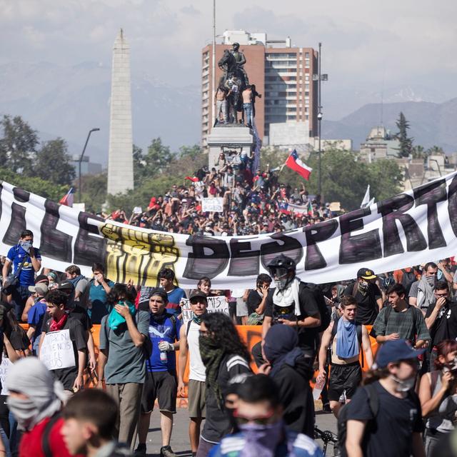 Des centaines de personnes manifestent sur la Plaza Italia à Santiago au Chili. [EPA - Alberto Valdes]