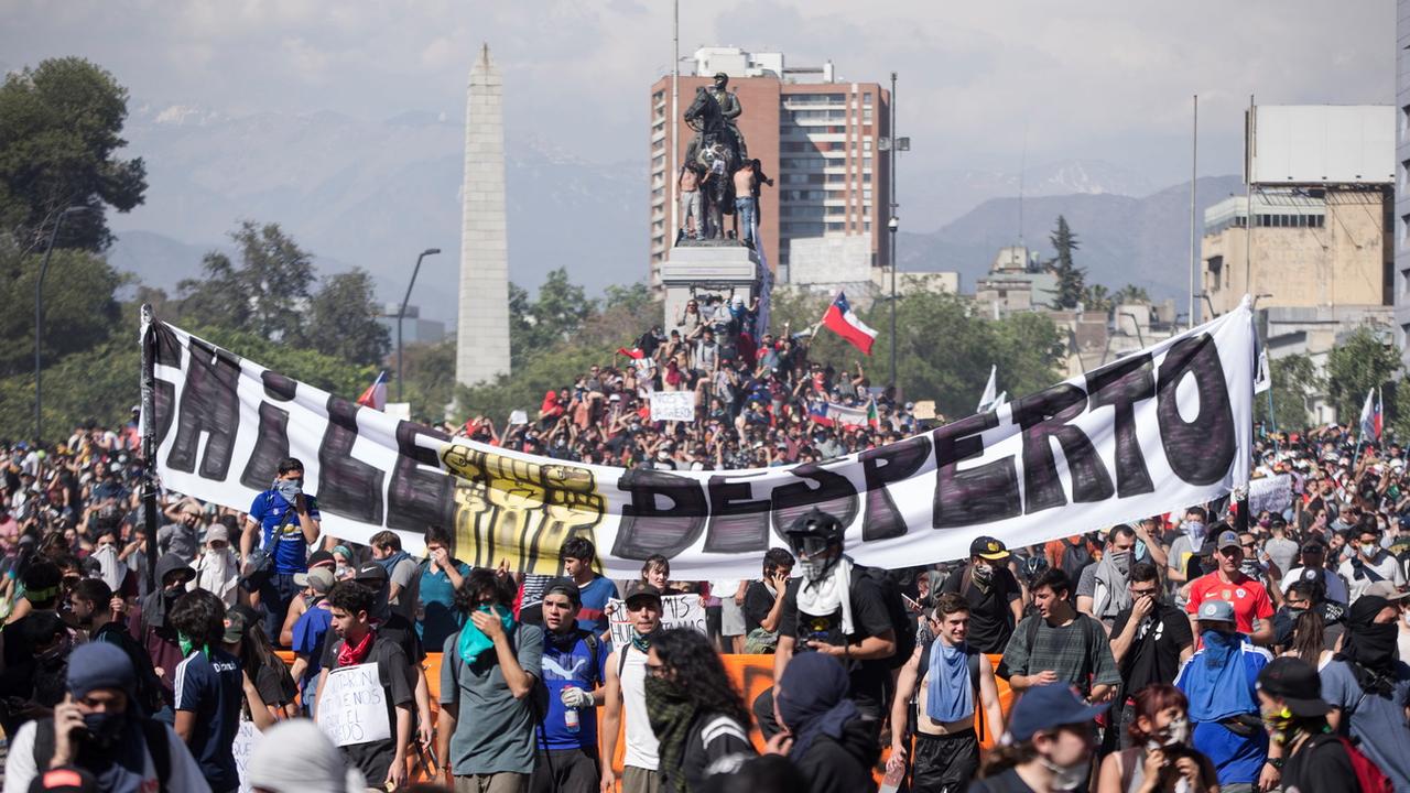Des centaines de personnes manifestent sur la Plaza Italia à Santiago au Chili. [EPA - Alberto Valdes]