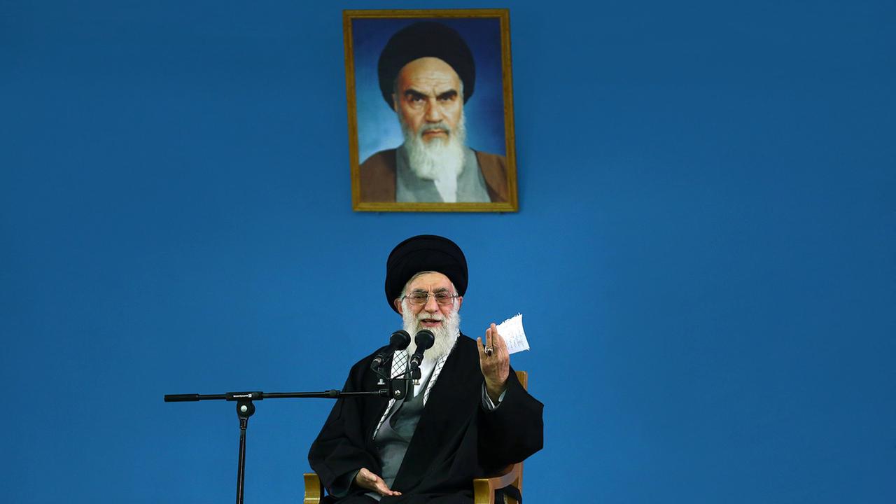 L'Ayatollah Ali Khamenei a soutenu dimanche matin la hausse du prix de l'essence malgré les contestations. [AP Photo - Iranian Supreme Leader's Office]