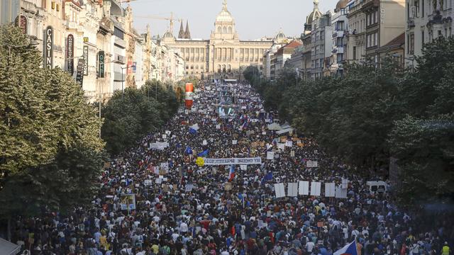 Une imposante manifestation réunit 250'000 personnes à Prague [Keystone - Petr David Josek]