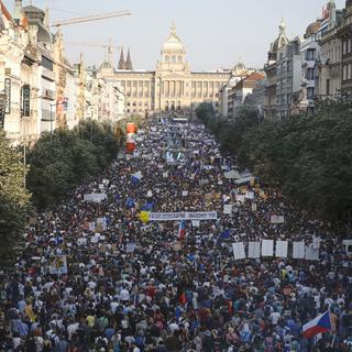 Une imposante manifestation réunit 250'000 personnes à Prague [Keystone - Petr David Josek]