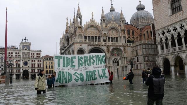 La place San Marco sous l'eau après la plus grande marée que Venise a connu depuis 50 ans. [EPA - Andrea Merola]