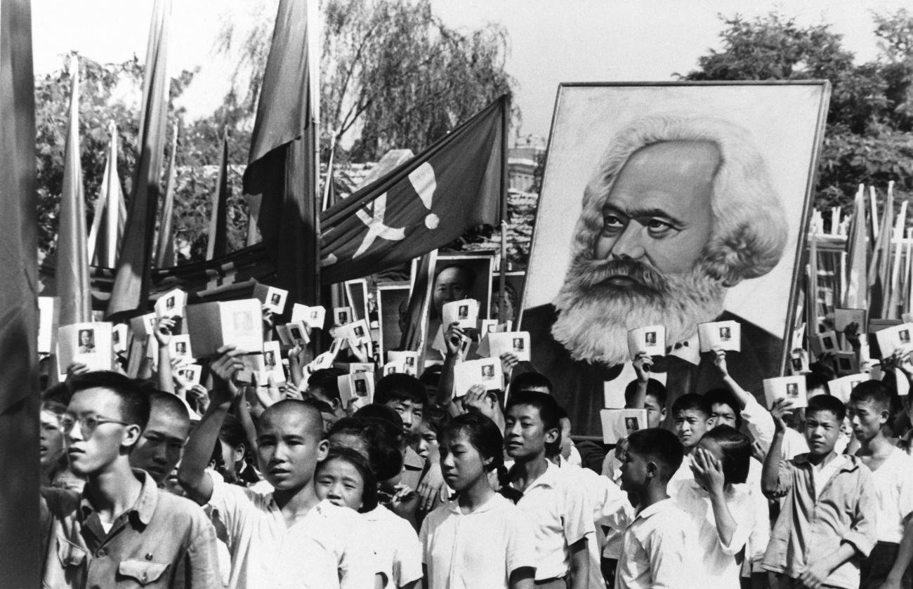 De jeunes chinois en 1966 brandissent leur Petit Livre rouge [Keystone]