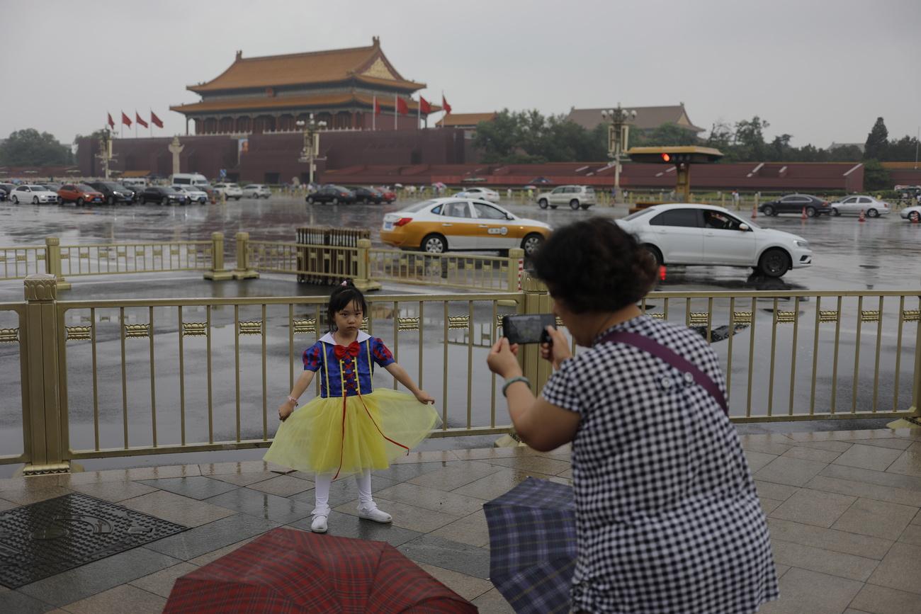 Une petite fille pose sur la place Tiananmen le 6 juin 2019 [EPA - Wu Hong]