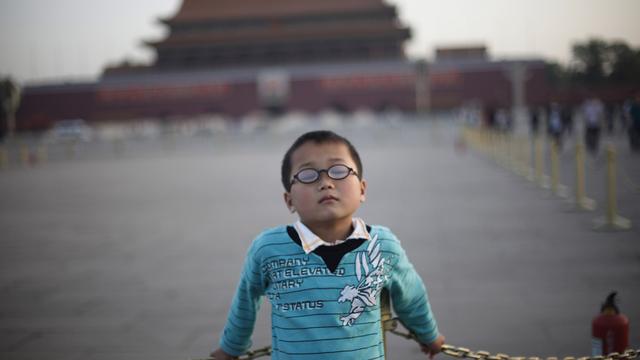 Enfant sur la place Tiananmen [AP Photo - Elizabeth Dalziel]