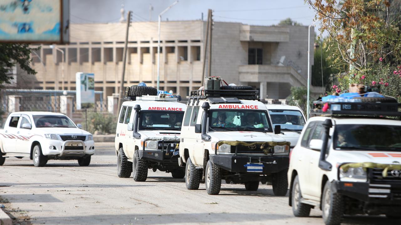 Les combattants kurdes et des blessés quittent la ville assiégée de Ras al-Aïn [AFP - Nazeer Al-khatib]