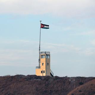 Un drapeau jordanien flotte au dessus d'une tour d'observation à la frontière avec Israël. [EPA - Atef Safadi]