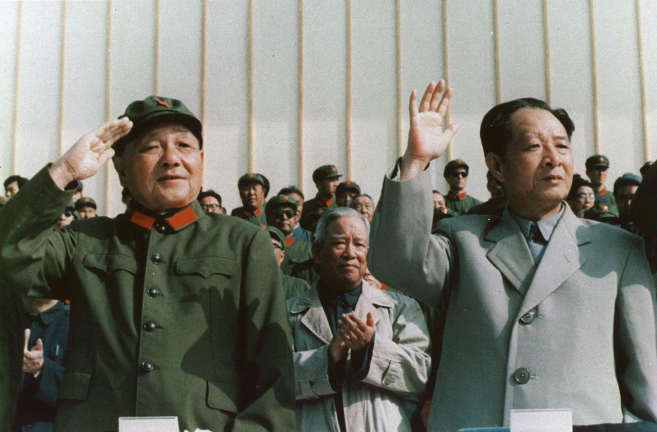 Deng Xiaoping, alors président de la commission militaire du parti communiste (à gauche) en compagnie du président du parti communiste Hu Yaobang (à droite) en septembre 1981. [Keystone]