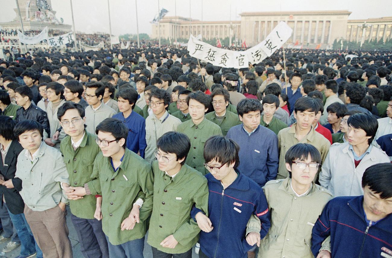 Manifestation sur la place Tiananmen le 22 avril 1989 après la mort de Hu Yaobang [Keystone - Sadayuki Mikami]