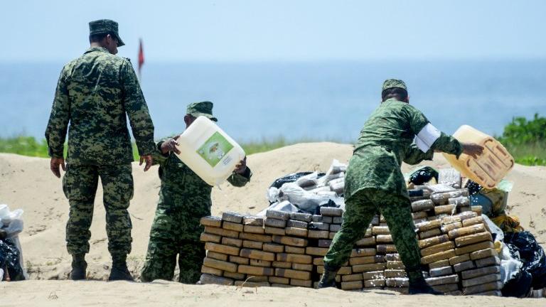 Des militaires mexicains détruisent la cocaïne et la marijuana qu'ils ont saisies. [AFP]