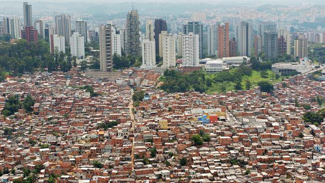John Ibbitson et Darrell Bricker ont parlé avec des jeunes femmes des bidonvilles de Sao Paulo. [Keystone/AP Photo - Alexandre Meneghini]