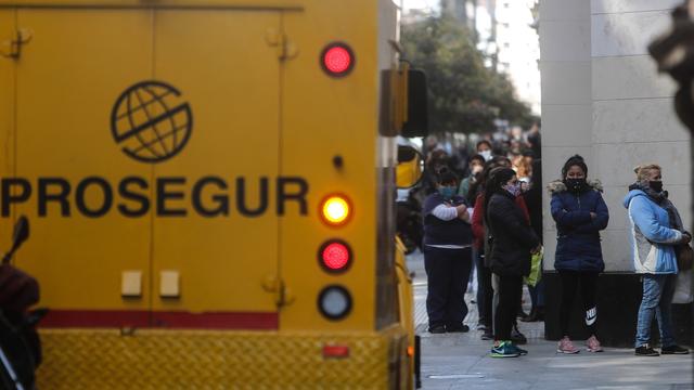 Des Argentins font la queue devant une banque, alors que plusieurs compagnies ont annoncé leur départ d'Argentine suite à l'incertitude liée à la pandémie. [EPA - Juan Ignacio Roncoroni]