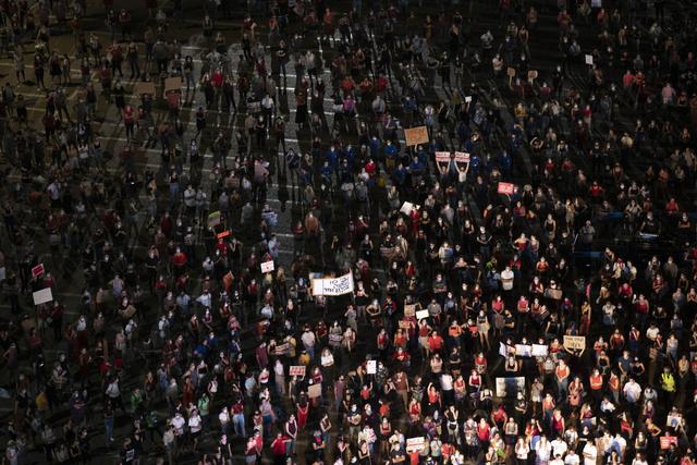 Des centaines d'Israëliens ont protesté dans les rues de Tel-Aviv après le viol collectif d'une adolescente. [AP Photo - Oded Balilty]