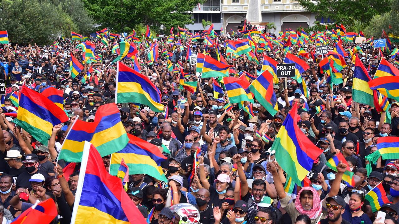 Manifestation monstre contre le gouvernement après la marée noire à l'Île Maurice [L'express Maurice via AP - Beekash Roopun]