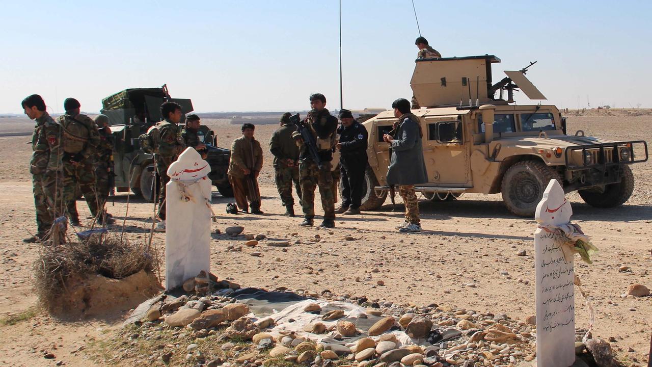 Des membres des forces de l'ordre afghanes patrouillent à Helmand, en Afghanistan [Image d'illustration]. [EPA - Watan Yar]
