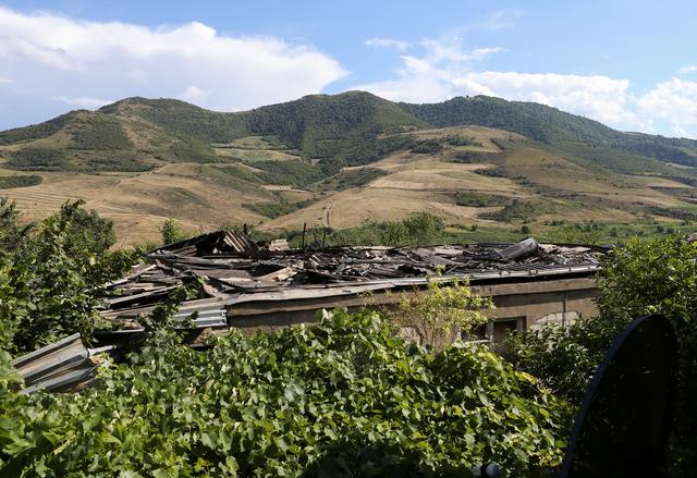 Une maison partiellement détruite par les combats à la frontière entre l'Arménie et l'Azerbaïdjan. [Reuters - Hayk Baghdasaryan]